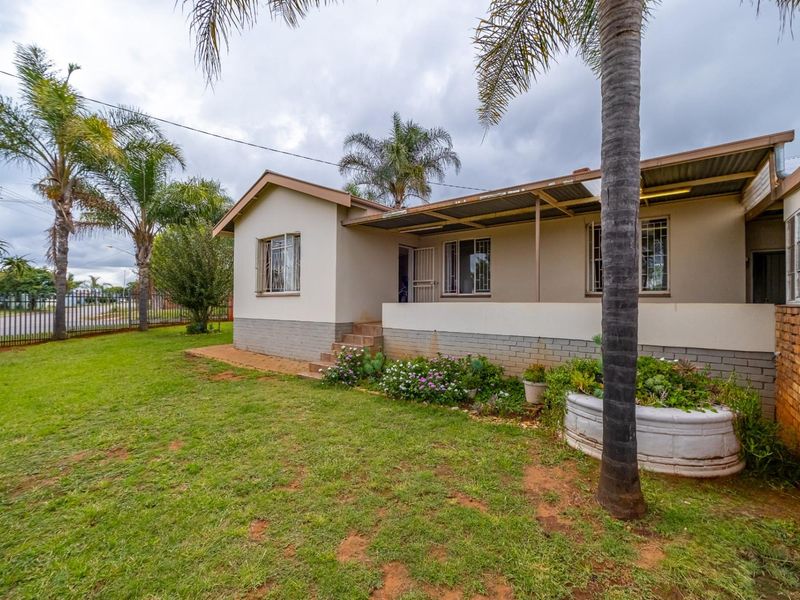 4 Bedroom House with a Spacious 2 Bedroom House for Sale - Photo 1