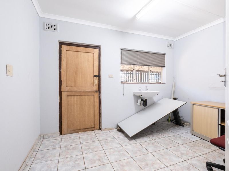 Well-Located Office Space To Let - Photo 10