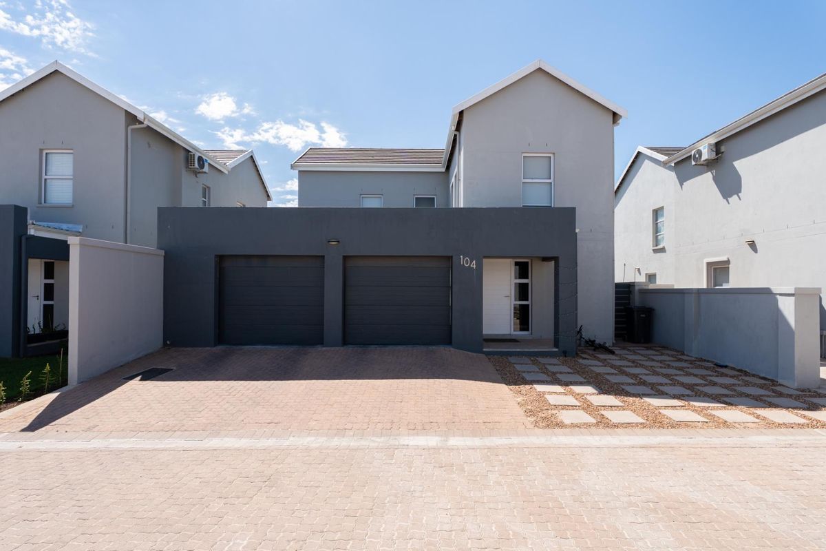 Beautiful Three bedroom Three bathroom house for sale in Mountain Crest Estate. - Photo 2