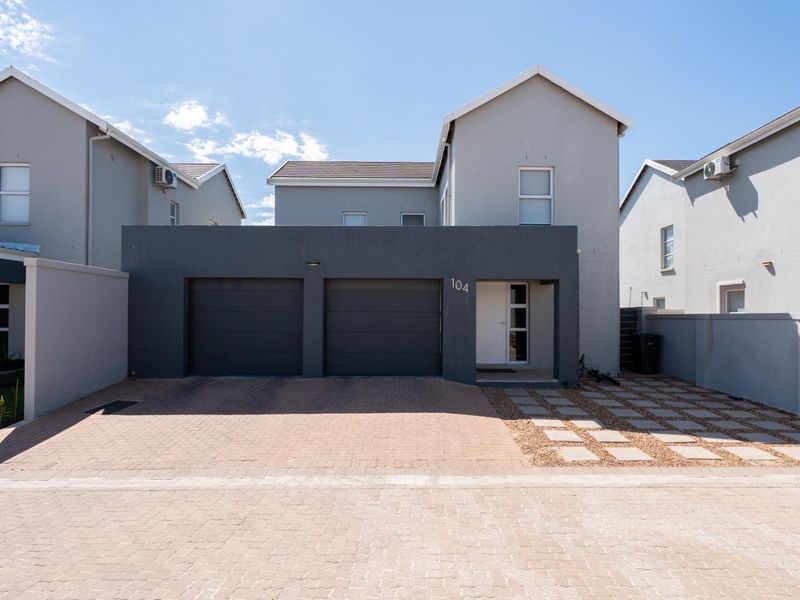 Beautiful Three bedroom Three bathroom house for sale in Mountain Crest Estate. - Photo 2