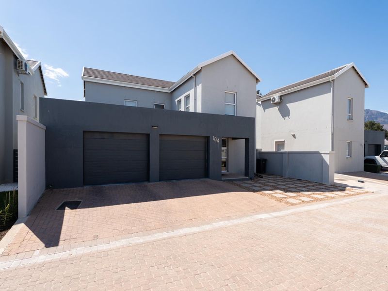 Beautiful Three bedroom Three bathroom house for sale in Mountain Crest Estate. - Photo 1