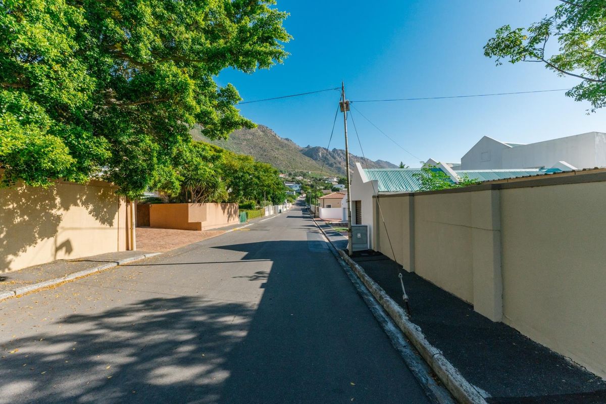 House Under Offer in Gordons Bay Village Gordons Bay - Photo 2