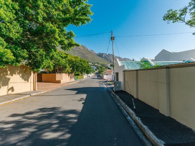 House Under Offer in Gordons Bay Village Gordons Bay - Photo 2