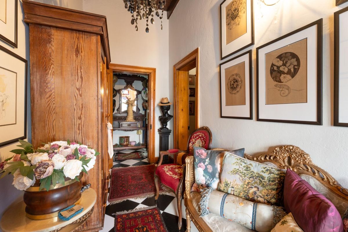 Gorgeous Victorian Family Home in Central Bredasdorp with shop and income generating flat R4,3m - Photo 4