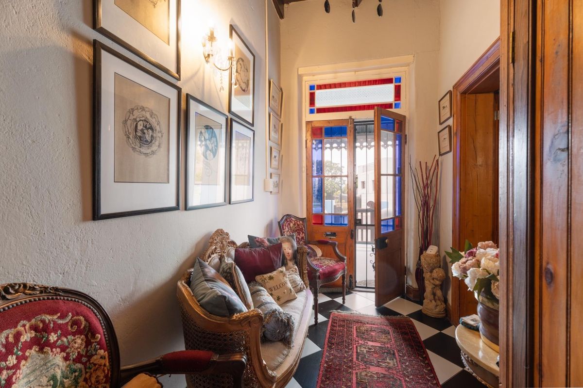 Gorgeous Victorian Family Home in Central Bredasdorp with shop and income generating flat R4,3m - Photo 5