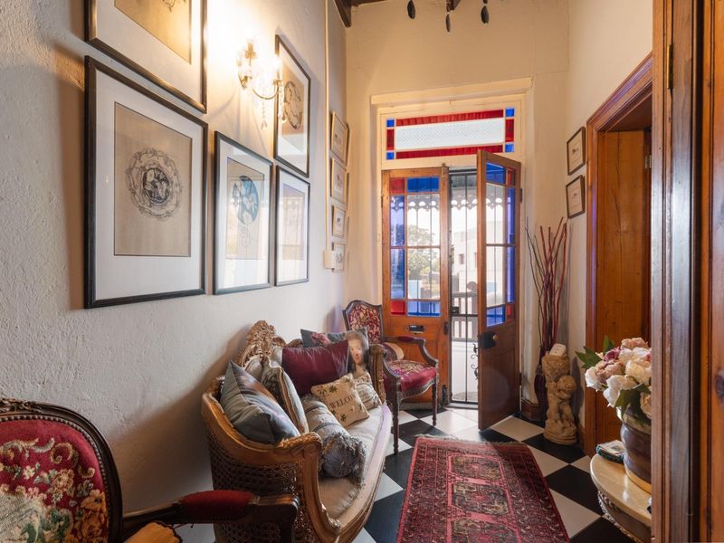 Gorgeous Victorian Family Home in Central Bredasdorp with shop and income generating flat R4,3m - Photo 5