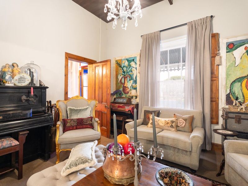 Gorgeous Victorian Family Home in Central Bredasdorp with shop and income generating flat R4,3m - Photo 8