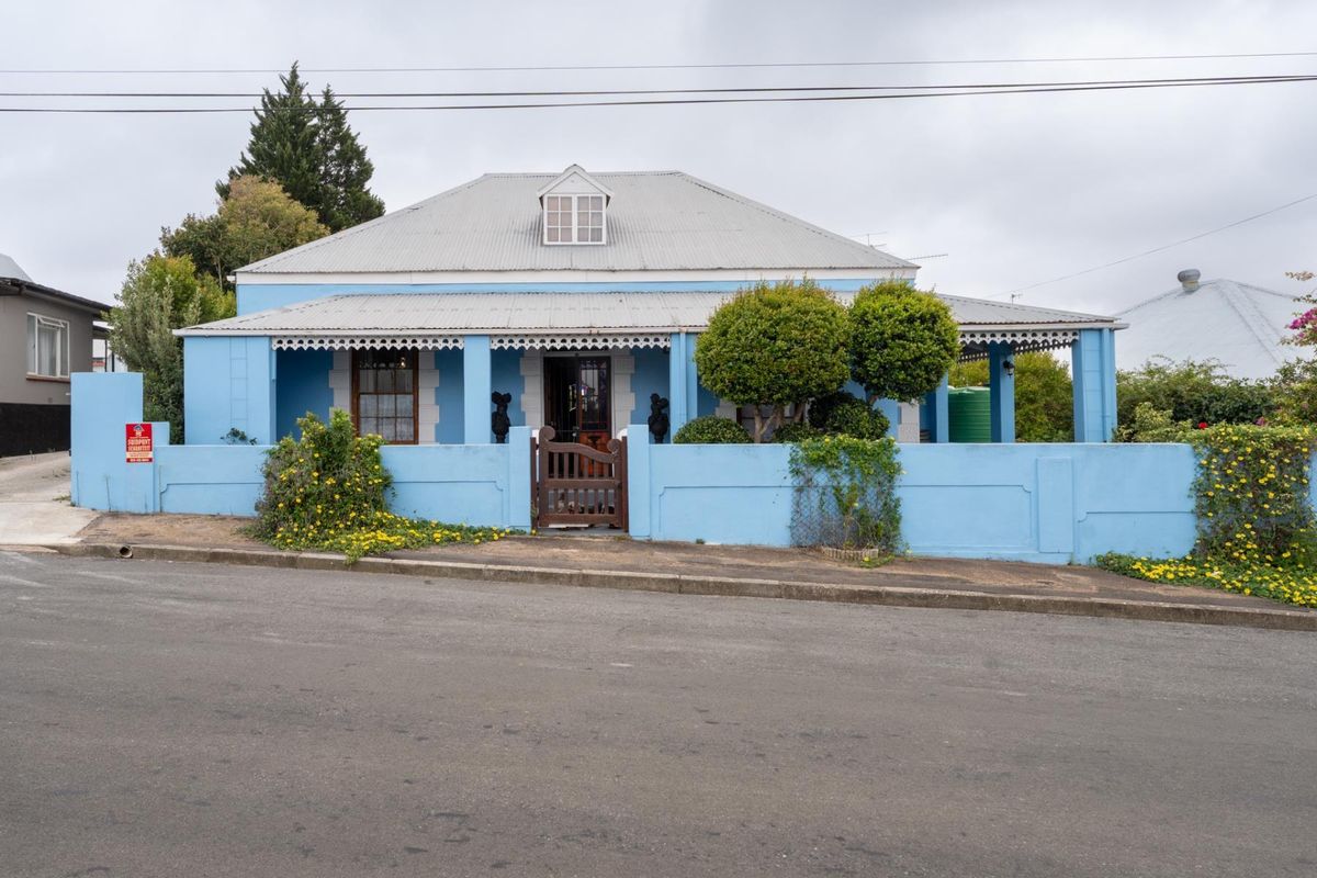 Gorgeous Victorian Family Home in Central Bredasdorp with shop and income generating flat R4,3m - Photo 2