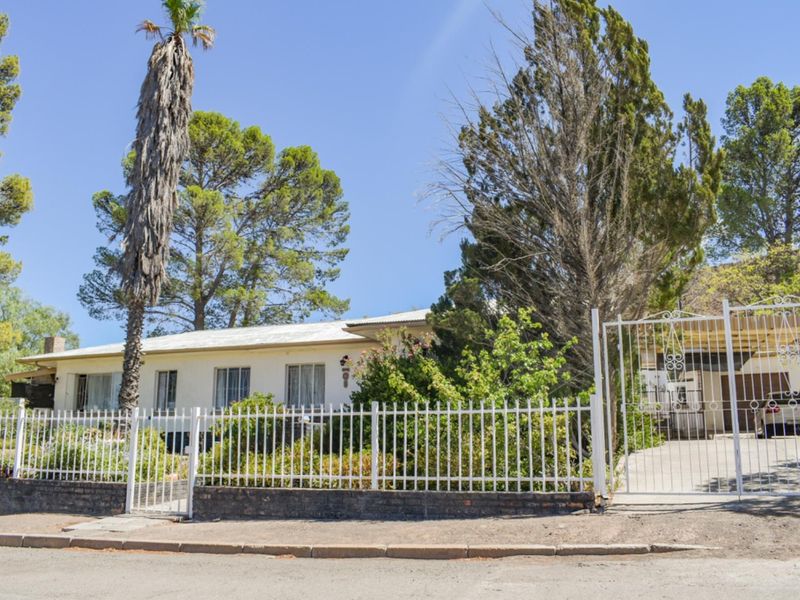 5-Bedroom Home with Flatlet for Sale - Hospital Hill, Beaufort West - Photo 9