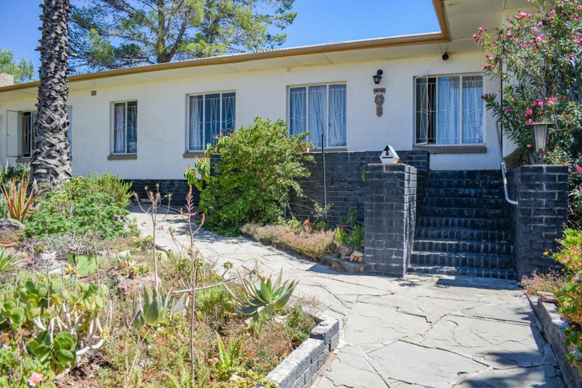 5-Bedroom Home with Flatlet for Sale - Hospital Hill, Beaufort West - Photo 2