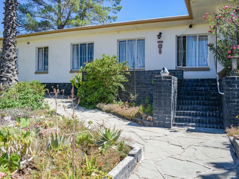 5-Bedroom Home with Flatlet for Sale - Hospital Hill, Beaufort West - Photo 2