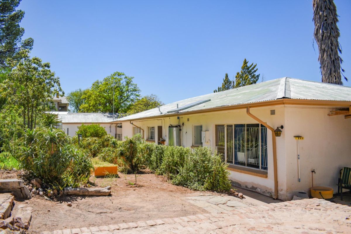 5-Bedroom Home with Flatlet for Sale - Hospital Hill, Beaufort West - Photo 4