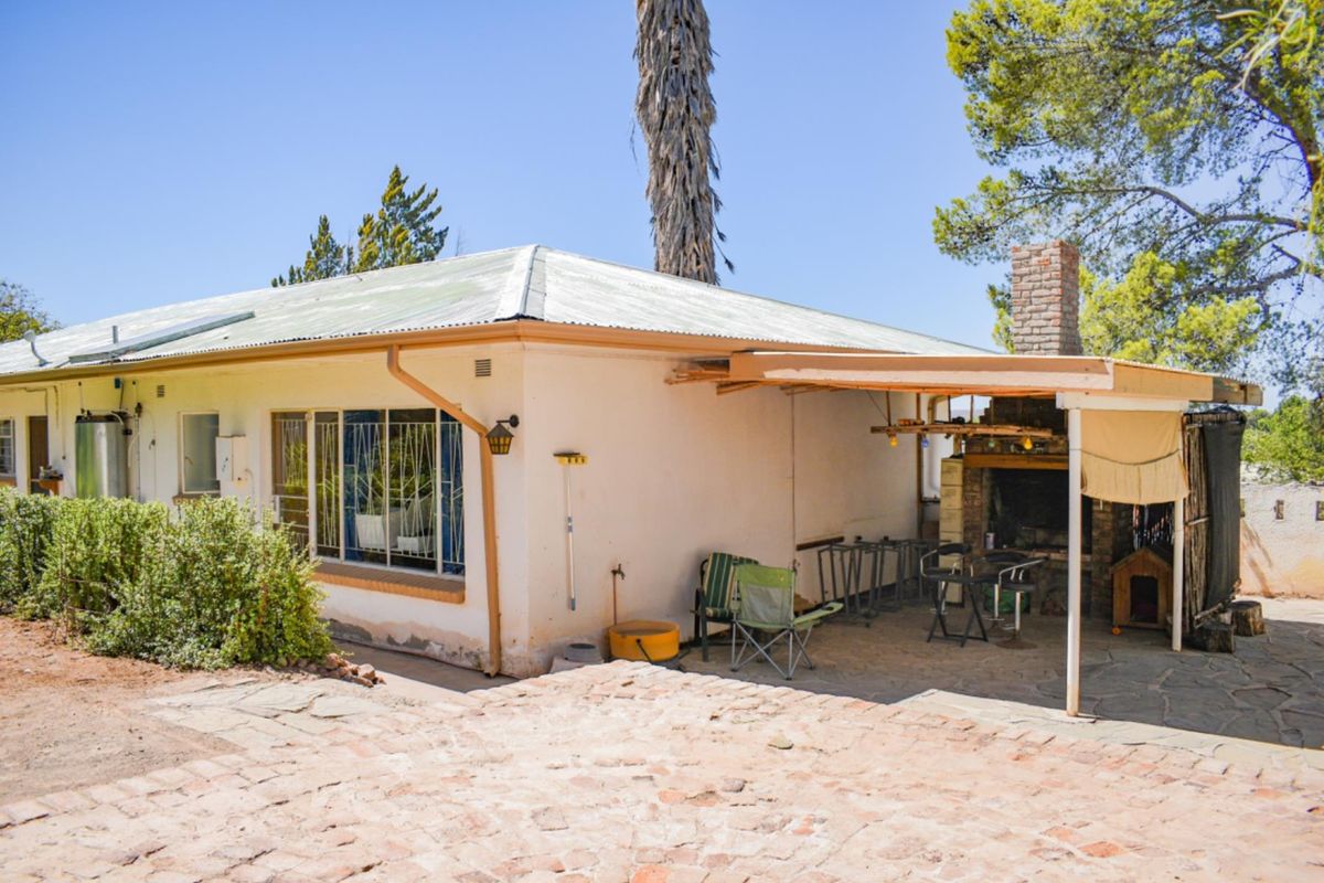 5-Bedroom Home with Flatlet for Sale - Hospital Hill, Beaufort West - Photo 3