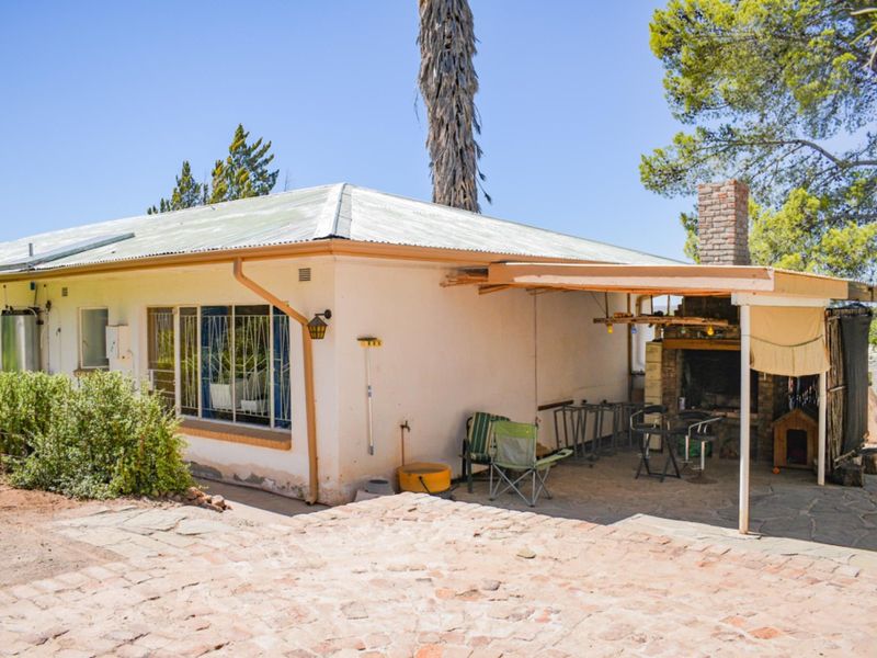 5-Bedroom Home with Flatlet for Sale - Hospital Hill, Beaufort West - Photo 3