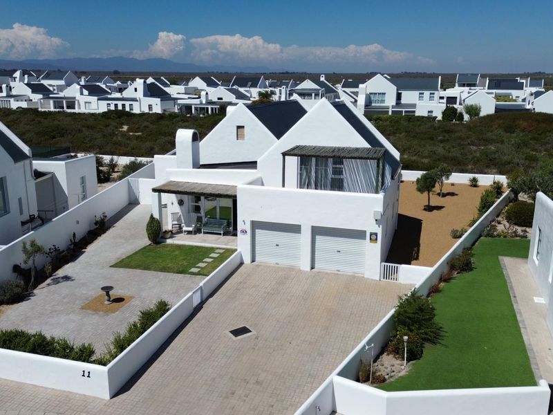 3 Bedroom Home In Quiet Close A Stones Throw From The Beach - Photo 2