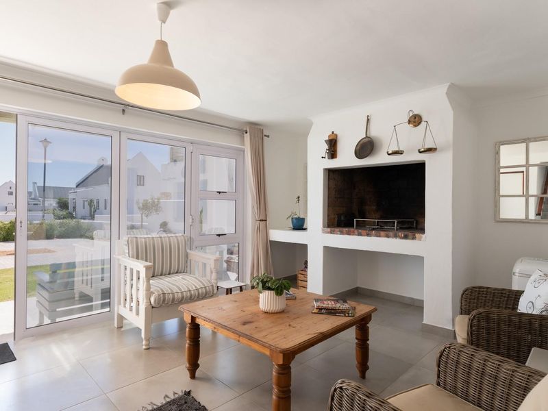 3 Bedroom Home In Quiet Close A Stones Throw From The Beach - Photo 10