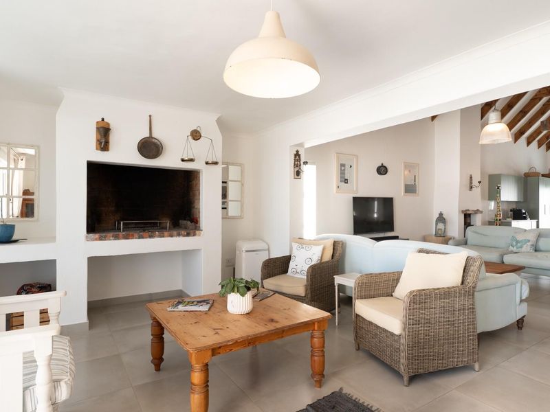 3 Bedroom Home In Quiet Close A Stones Throw From The Beach - Photo 9