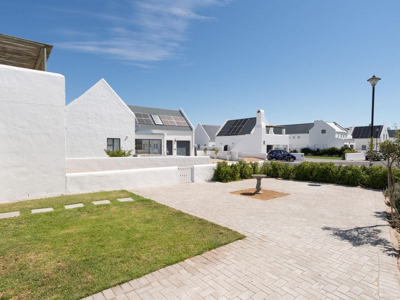 3 Bedroom Home In Quiet Close A Stones Throw From The Beach - Photo 8