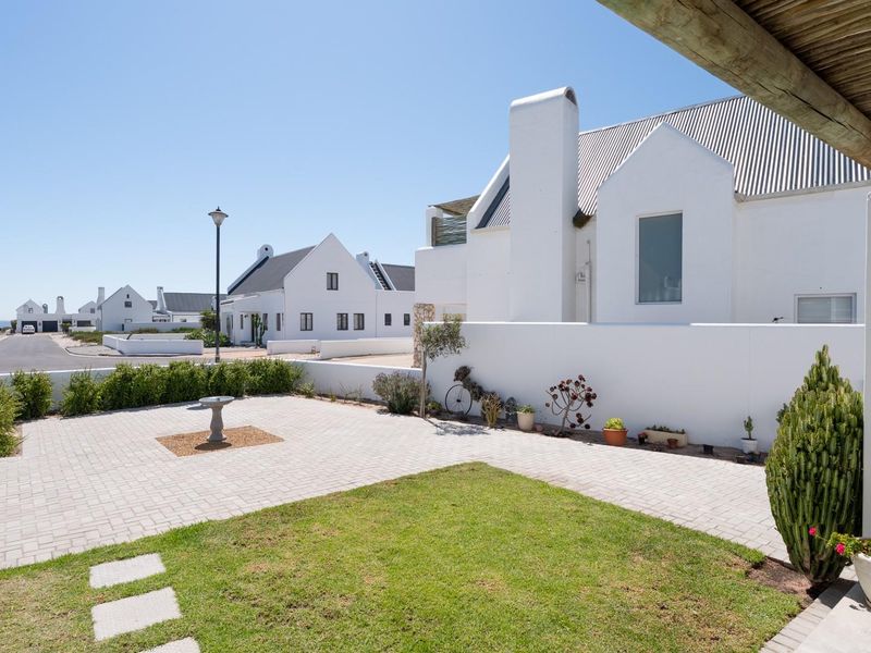 3 Bedroom Home In Quiet Close A Stones Throw From The Beach - Photo 7