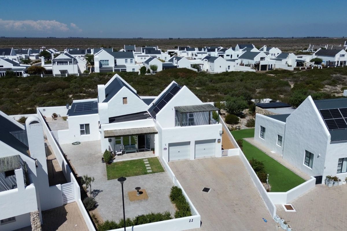 3 Bedroom Home In Quiet Close A Stones Throw From The Beach - Photo 3