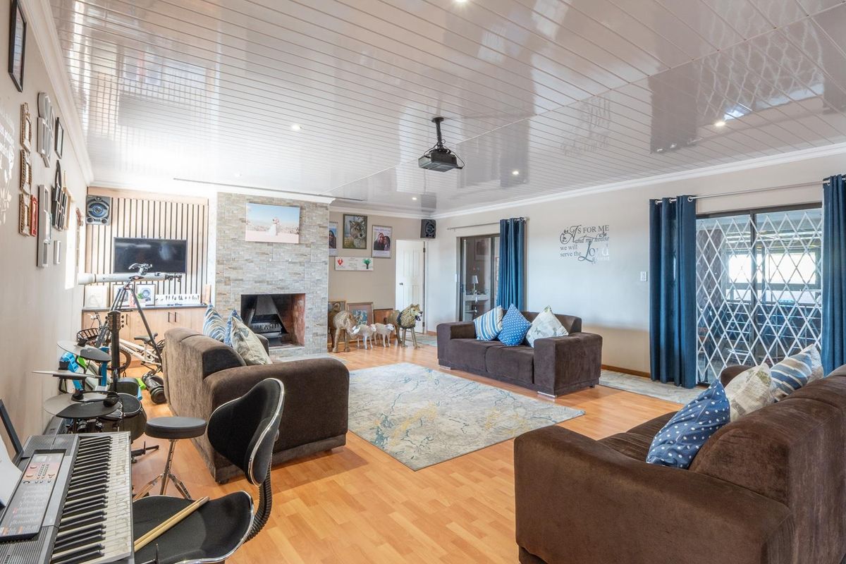 CONTEMPORARY LIVING WITH SPACE AND YEAR-ROUND ENTERTAINING - Photo 4