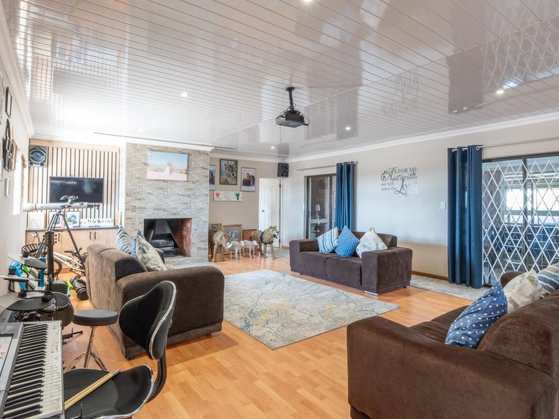 CONTEMPORARY LIVING WITH SPACE AND YEAR-ROUND ENTERTAINING - Photo 4