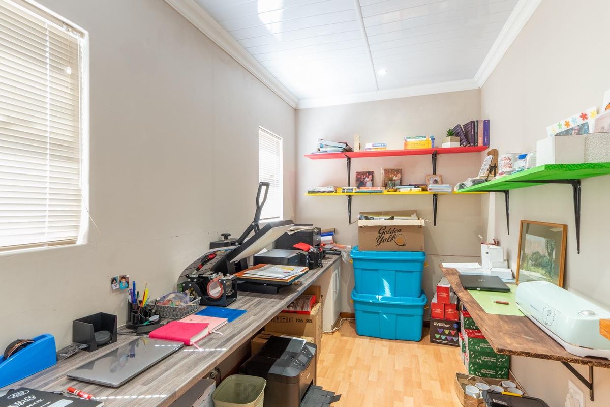 CONTEMPORARY LIVING WITH SPACE AND YEAR-ROUND ENTERTAINING - Photo 2