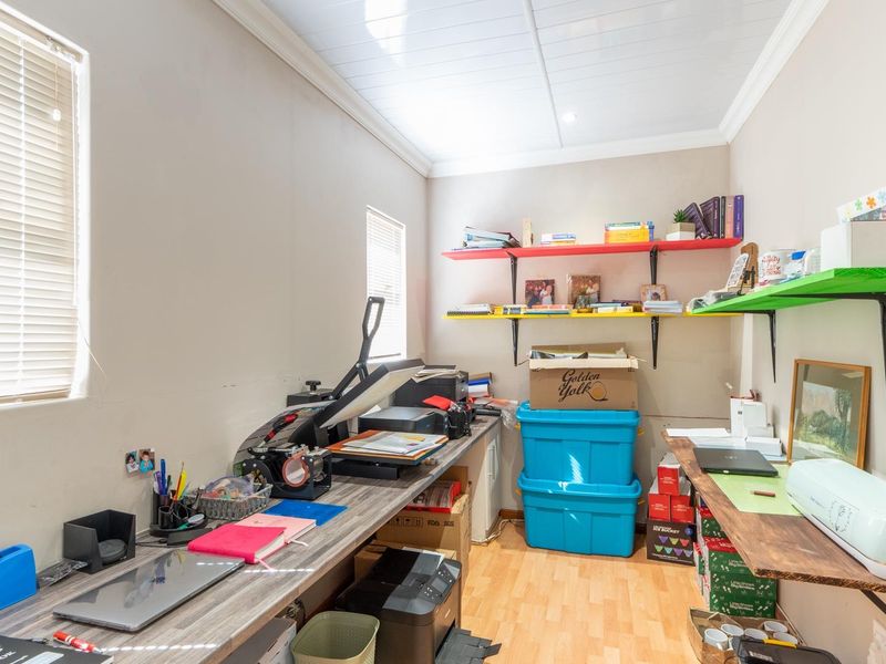 CONTEMPORARY LIVING WITH SPACE AND YEAR-ROUND ENTERTAINING - Photo 2