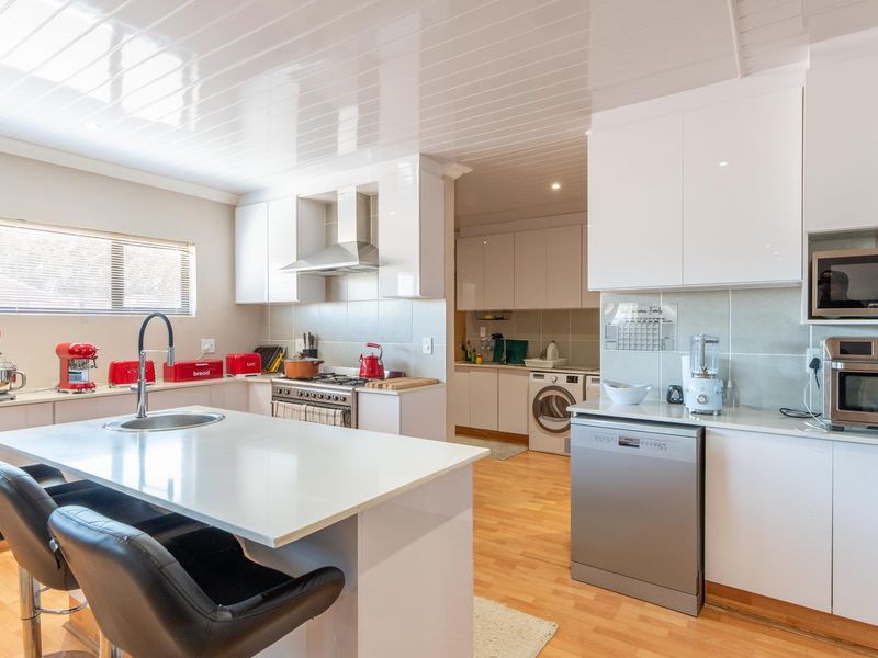 CONTEMPORARY LIVING WITH SPACE AND YEAR-ROUND ENTERTAINING - Photo 10