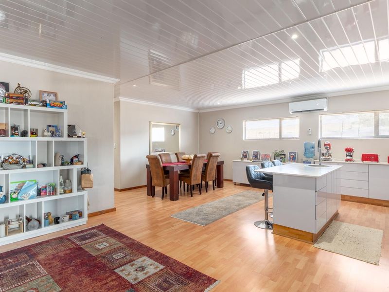 CONTEMPORARY LIVING WITH SPACE AND YEAR-ROUND ENTERTAINING - Photo 9