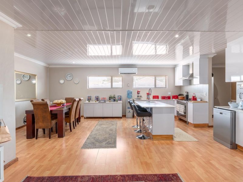 CONTEMPORARY LIVING WITH SPACE AND YEAR-ROUND ENTERTAINING - Photo 8