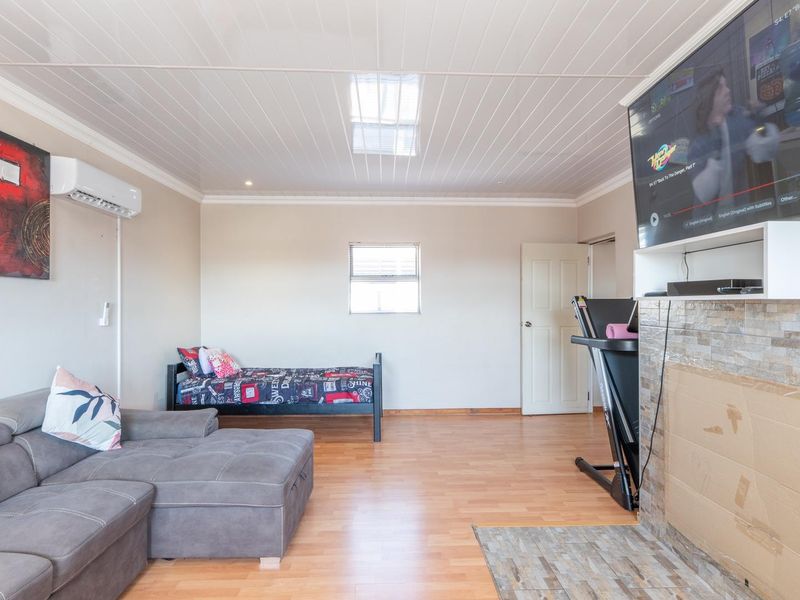 CONTEMPORARY LIVING WITH SPACE AND YEAR-ROUND ENTERTAINING - Photo 7