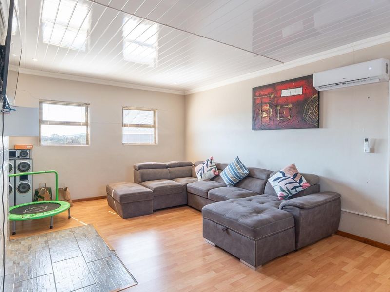 CONTEMPORARY LIVING WITH SPACE AND YEAR-ROUND ENTERTAINING - Photo 6