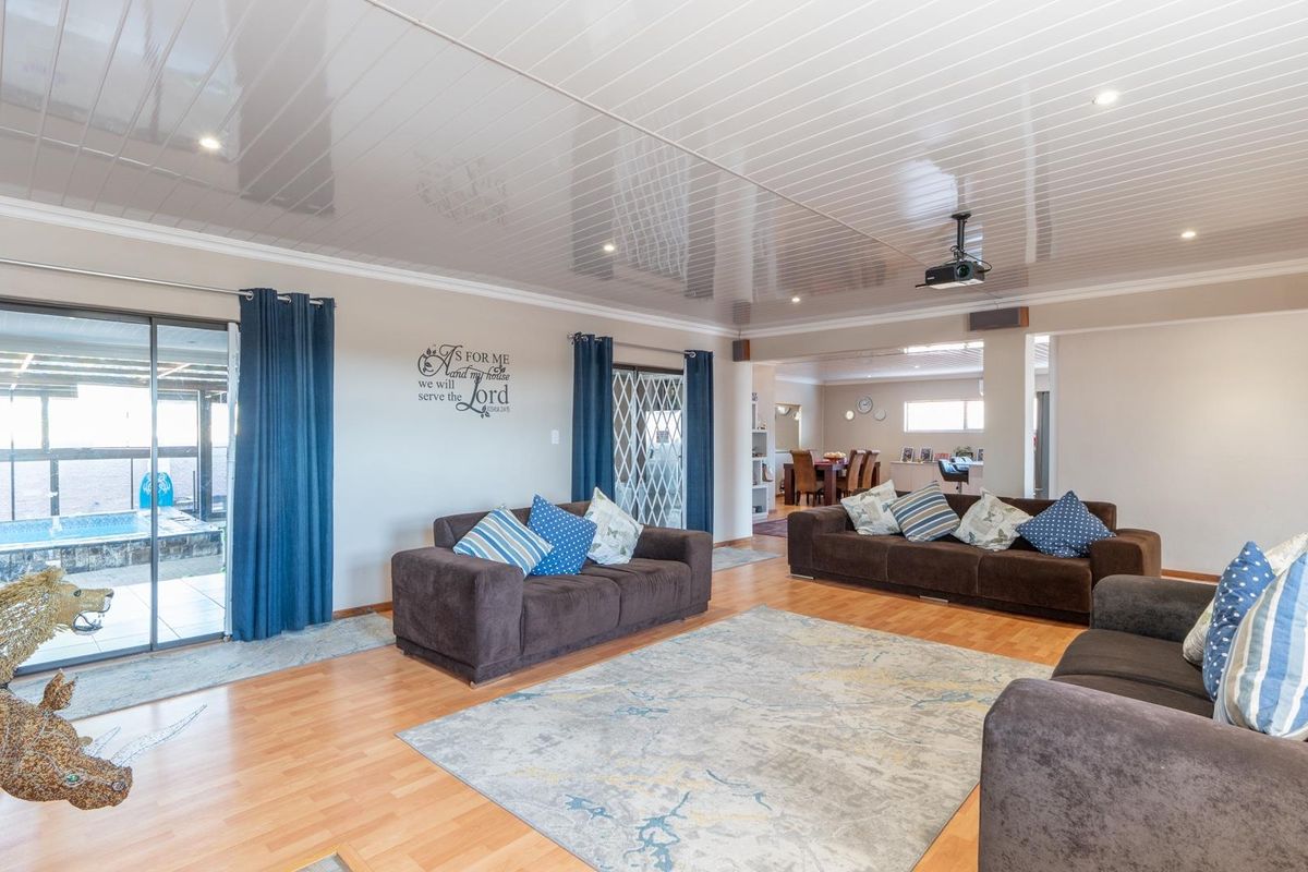 CONTEMPORARY LIVING WITH SPACE AND YEAR-ROUND ENTERTAINING - Photo 5