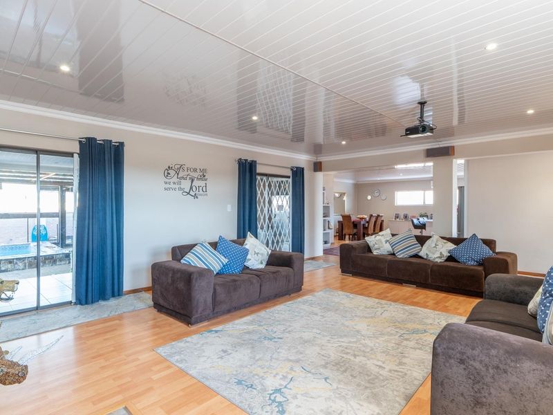 CONTEMPORARY LIVING WITH SPACE AND YEAR-ROUND ENTERTAINING - Photo 5