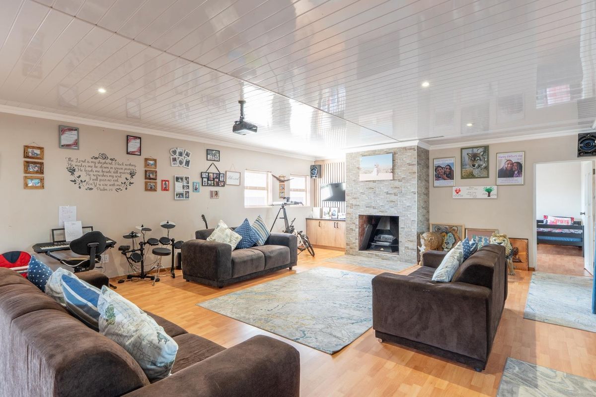 CONTEMPORARY LIVING WITH SPACE AND YEAR-ROUND ENTERTAINING - Photo 3