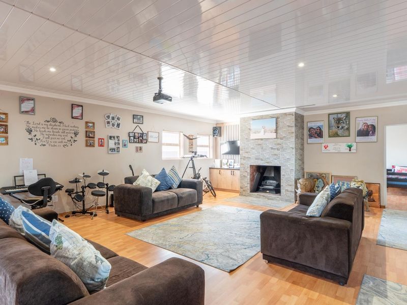 CONTEMPORARY LIVING WITH SPACE AND YEAR-ROUND ENTERTAINING - Photo 3