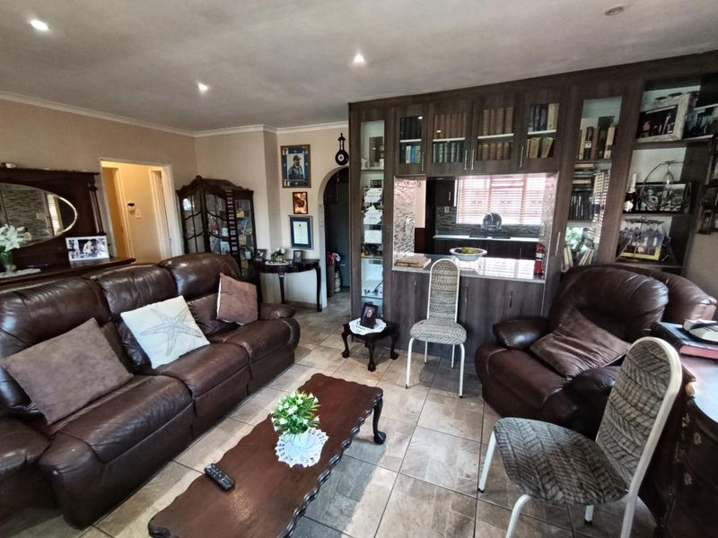 Three Bedroom House For Sale In Paarl North - Photo 6