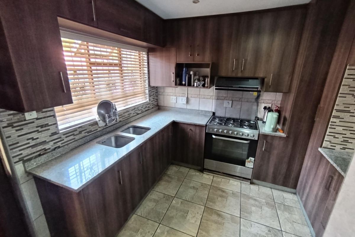 Three Bedroom House For Sale In Paarl North - Photo 4