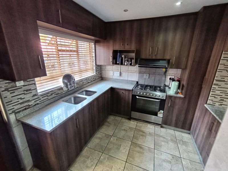 Three Bedroom House For Sale In Paarl North - Photo 4