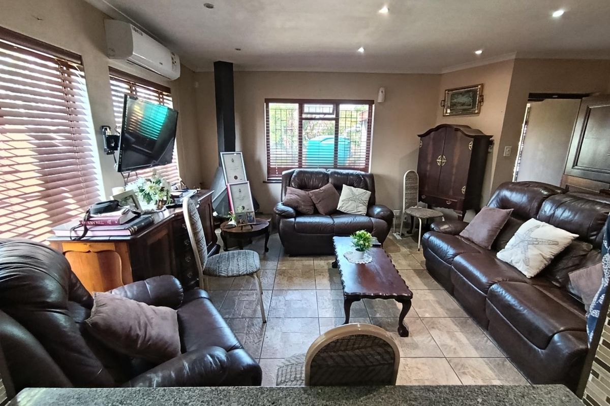 Three Bedroom House For Sale In Paarl North - Photo 5