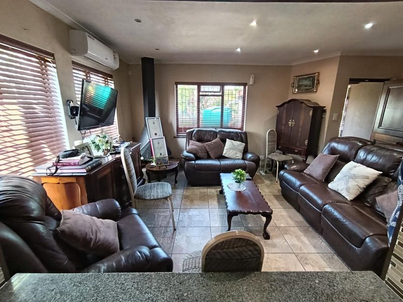 Three Bedroom House For Sale In Paarl North - Photo 5