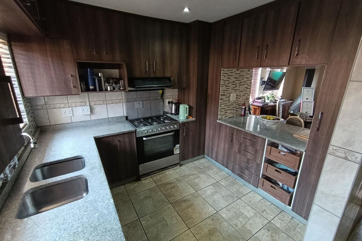 Three Bedroom House For Sale In Paarl North - Photo 3