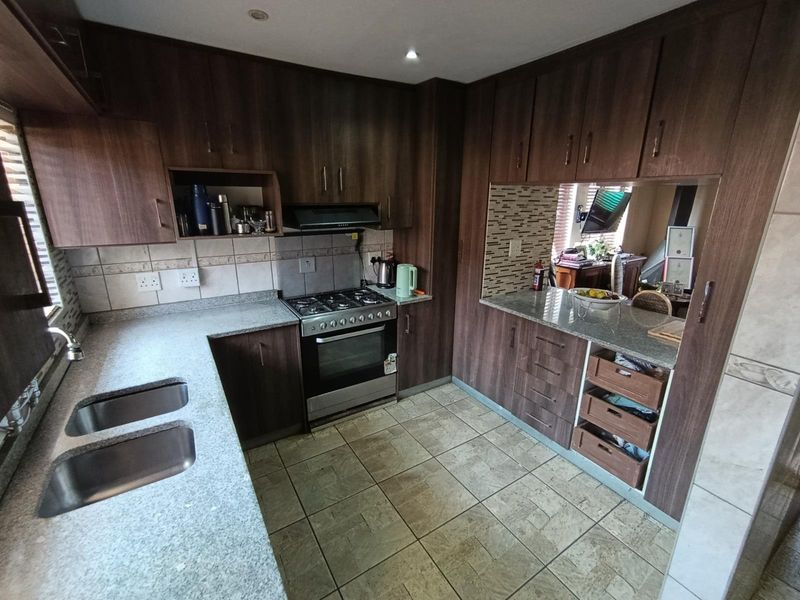 Three Bedroom House For Sale In Paarl North - Photo 3