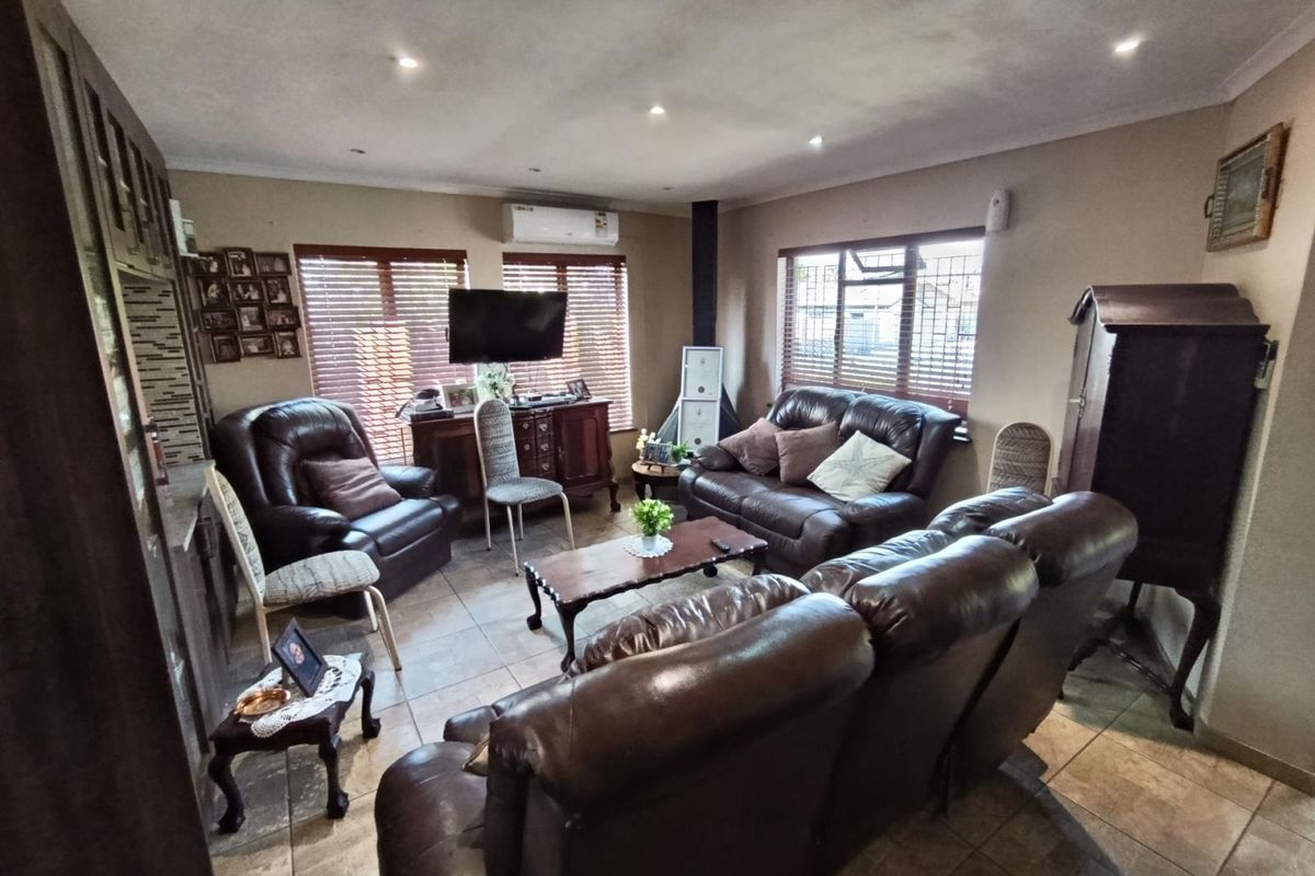 Three Bedroom House For Sale In Paarl North - Photo 2