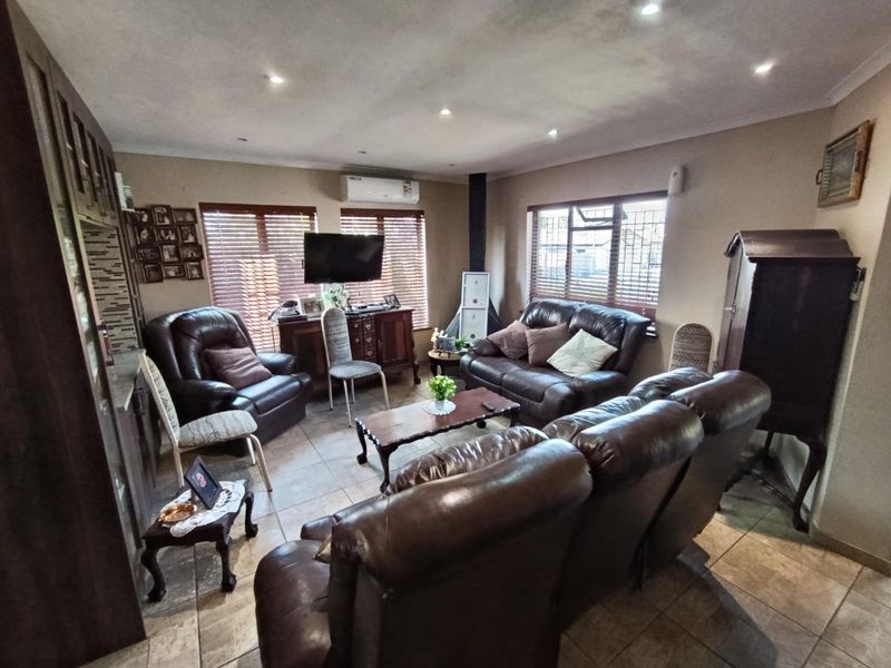 Three Bedroom House For Sale In Paarl North - Photo 2