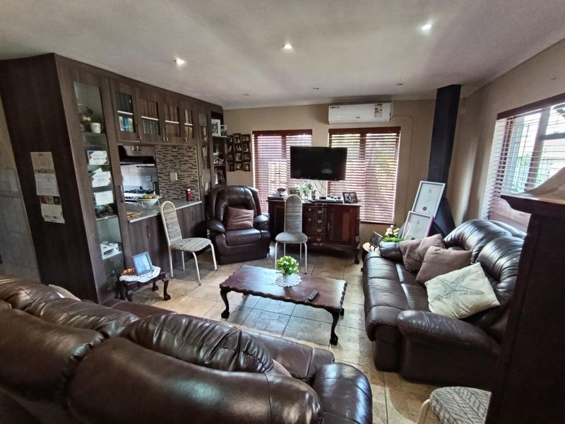 Three Bedroom House For Sale In Paarl North - Photo 1