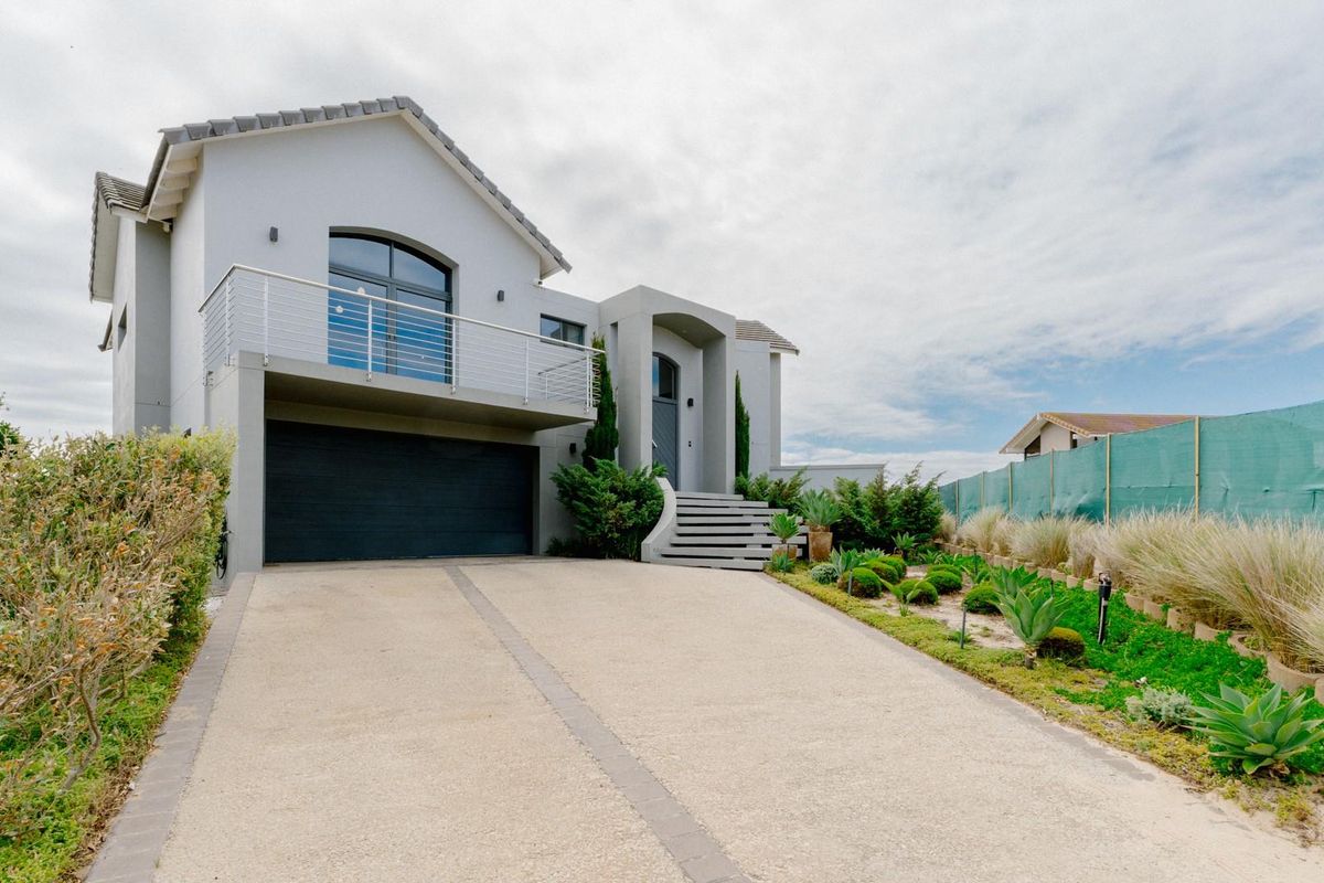 Exquisite Sandown Bay Residence: Luxury Living Amidst Nature - Photo 3