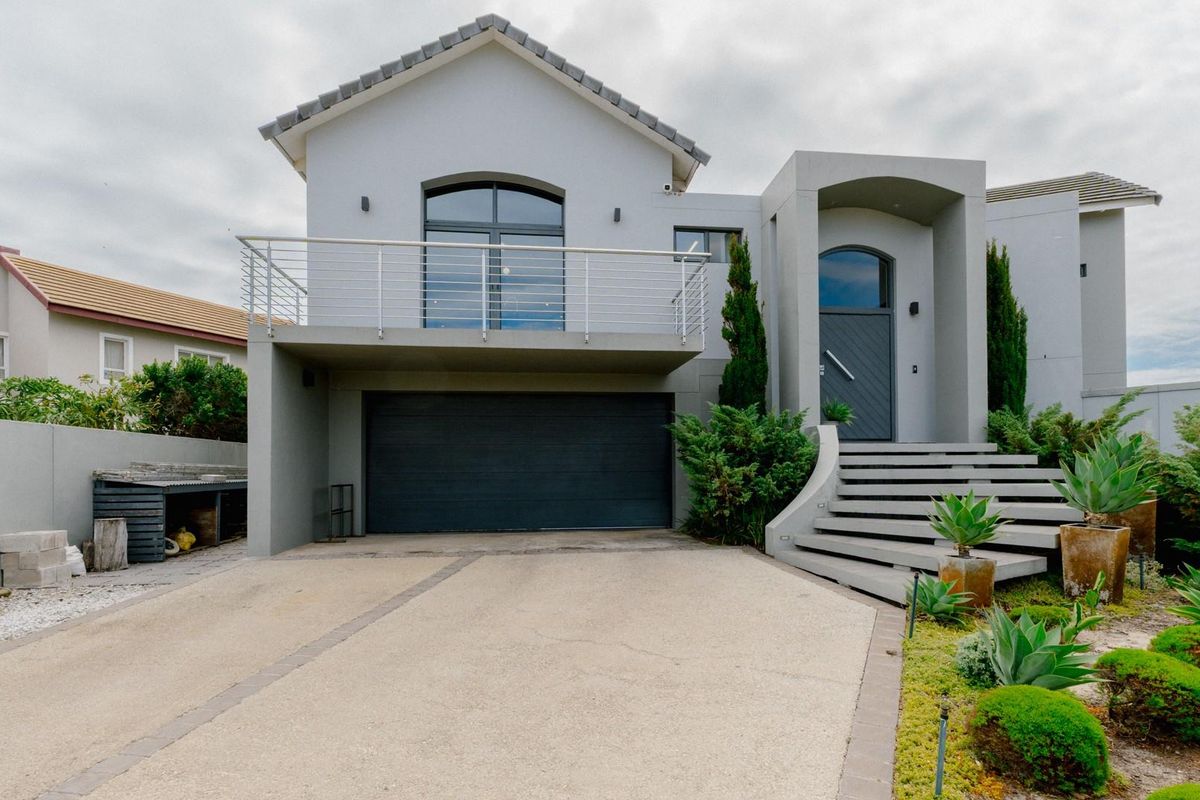 Exquisite Sandown Bay Residence: Luxury Living Amidst Nature - Photo 4