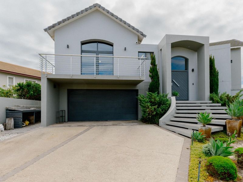 Exquisite Sandown Bay Residence: Luxury Living Amidst Nature - Photo 4